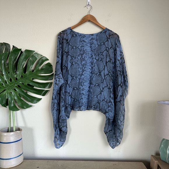 Gigi Moda Italy Silk Python Print Top - Picture 11 of 12